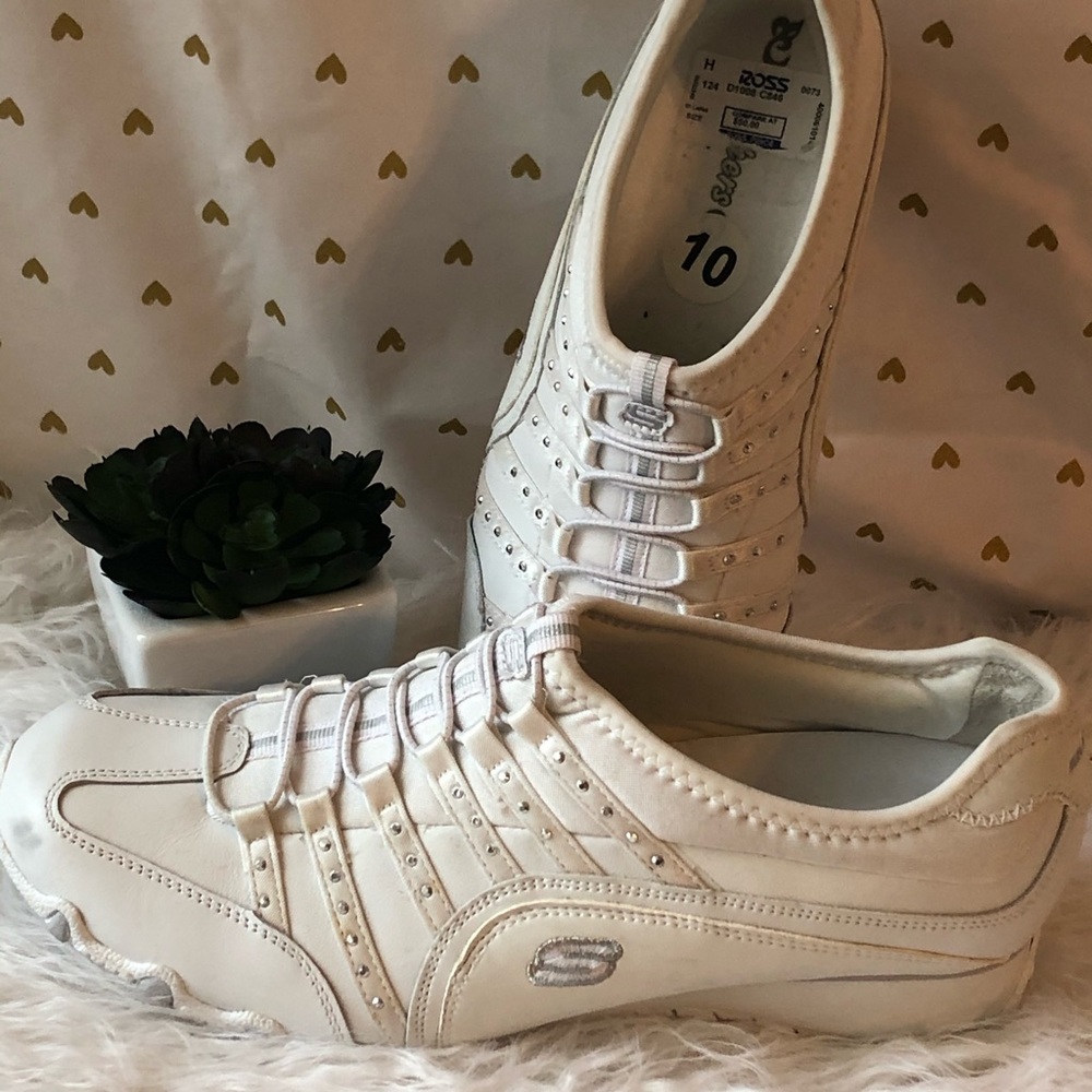 NWT Skechers women’s white sneakers